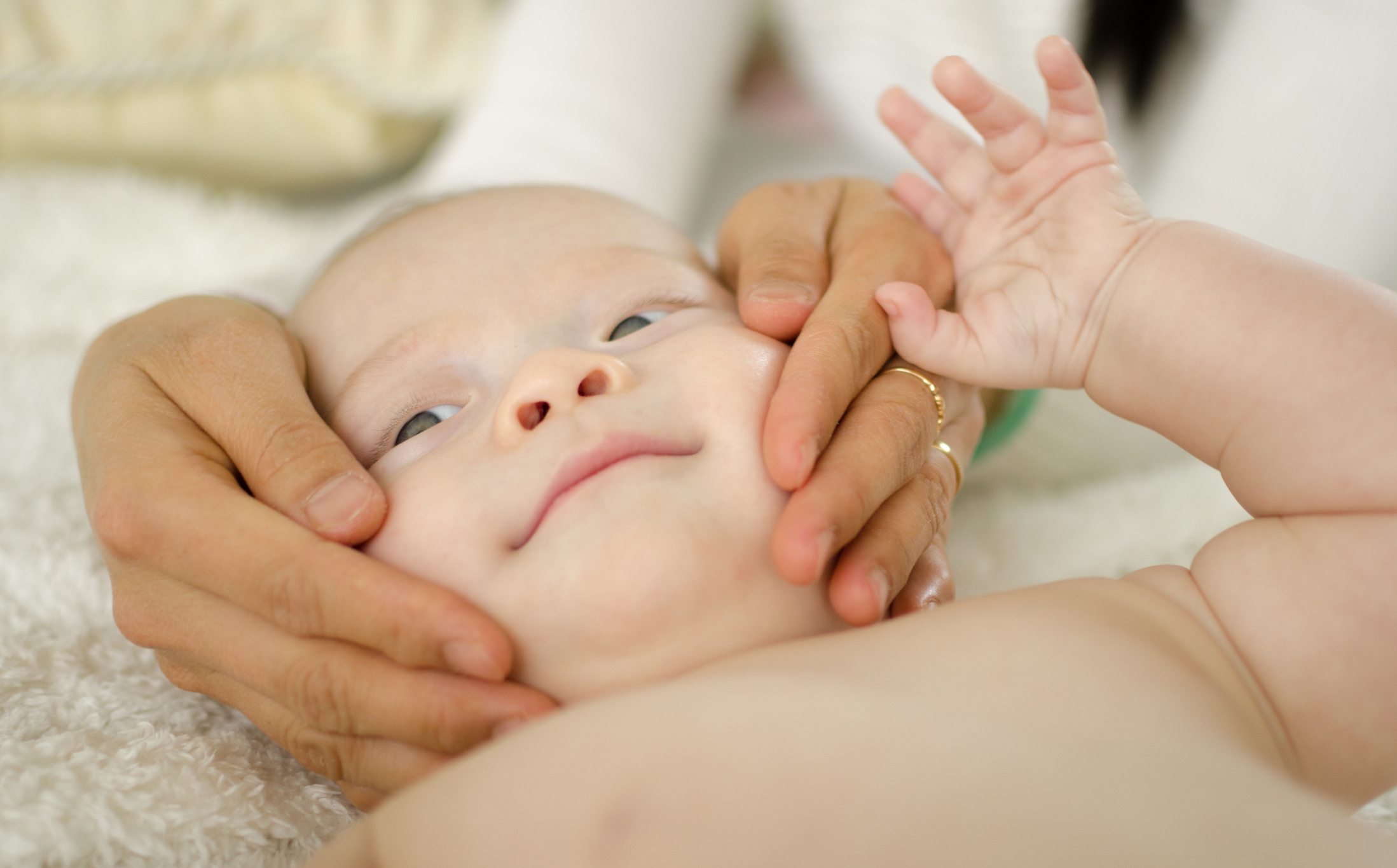 Cranio-Sacral-Therapie für Babys und Kinder glückliches Baby